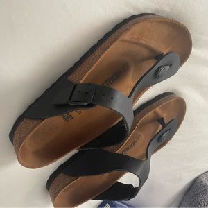 Black Leather Birkenstock Gizeh sandal in a size 39 (8 in ladies and 6 in men’s)